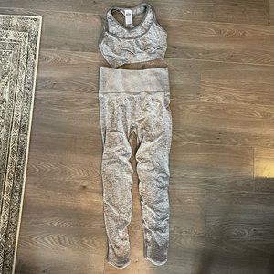 Gym shark butt-sculpting gray leggings and bra set
